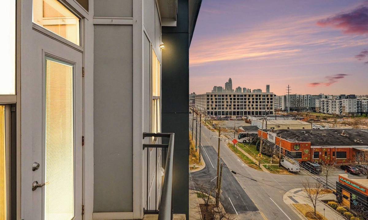 Villa Heights Apartment | Luxe NoDa Oasis King Bed City View Balcony Free Parking