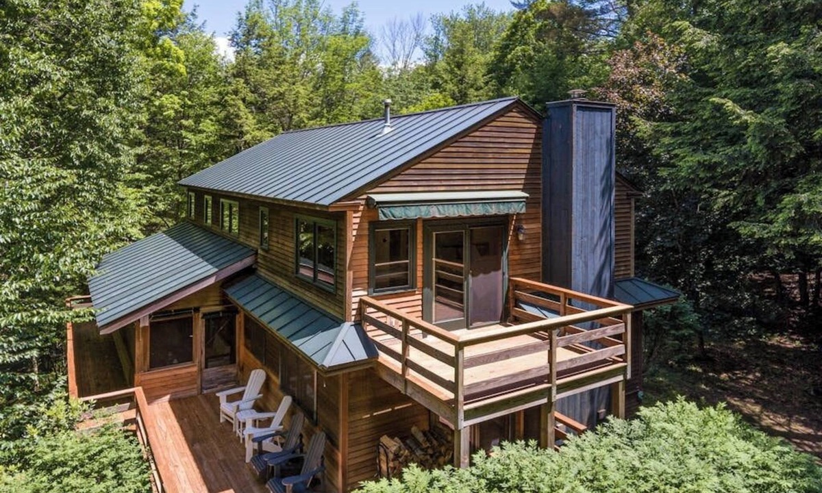 Quechee Cabin | Luxe Quechee home on quiet road - chef's kitchen, two-car garage, screened porch