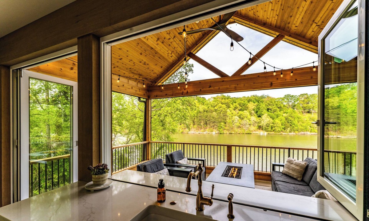 Easley House | Luxurious 3BR on Lake Saluda w/Kayaks, Fire Pit