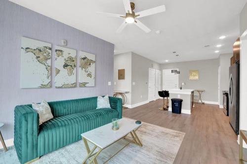 Cumberland Apartment | Luxury 2BR Retreat Near The Battery - 2 King Bed Beds - FREE Parking