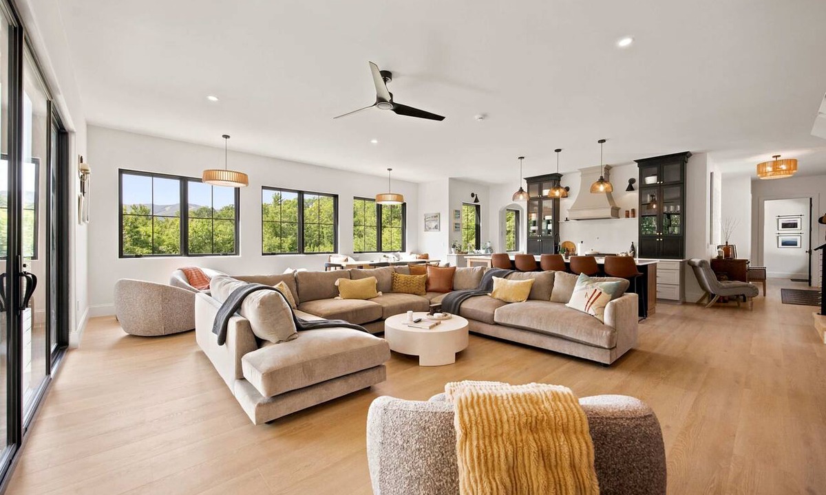 Mount Sunapee House | Luxury 6 Bed House with Hot Tub, Sauna, Gym & Game Room