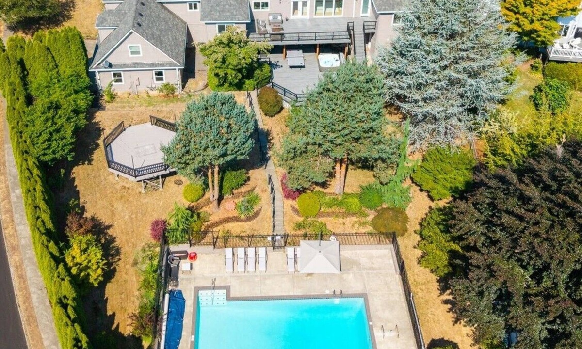 Gresham Villa | Luxury 7BR Villa with Pool, Hot Tub, Sauna, Gym & Billiard