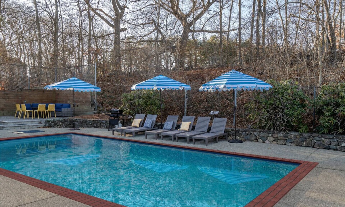 Framingham House | Luxury Boston Ranch –Sleeps 8|Pet+|Heated pool