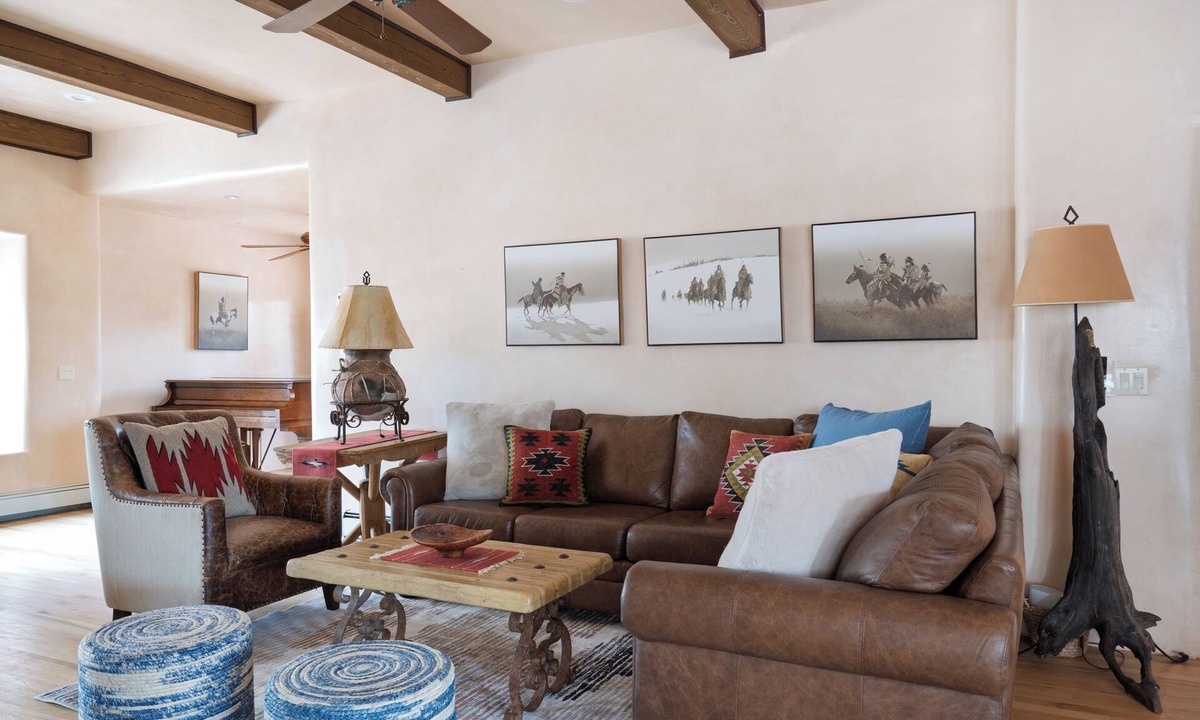 Vista Encantada House | Luxury Estate 5 Mins to Plaza Hot Tub 4 Fireplaces Blackstone Grill Playground