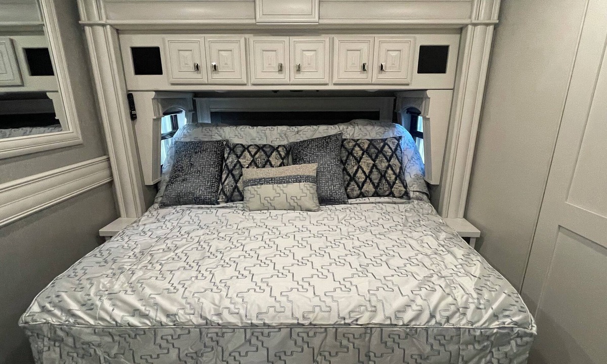 Shelby House | Luxury Motorcoach Fit For Comfort