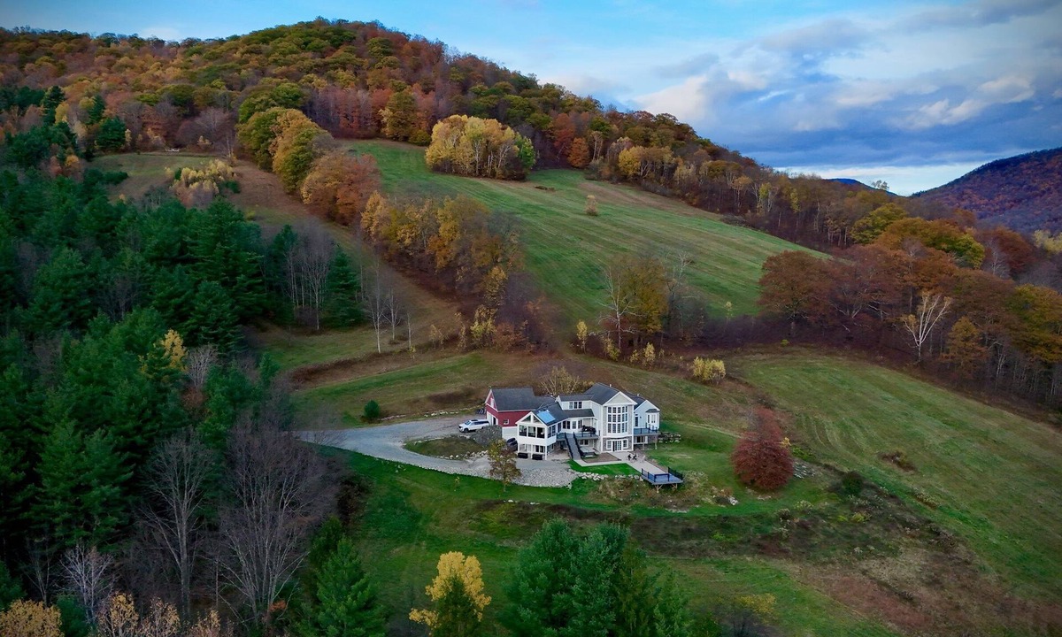 Sandgate House | Luxury Mountain Dream Escape Hot Tub/Game Room