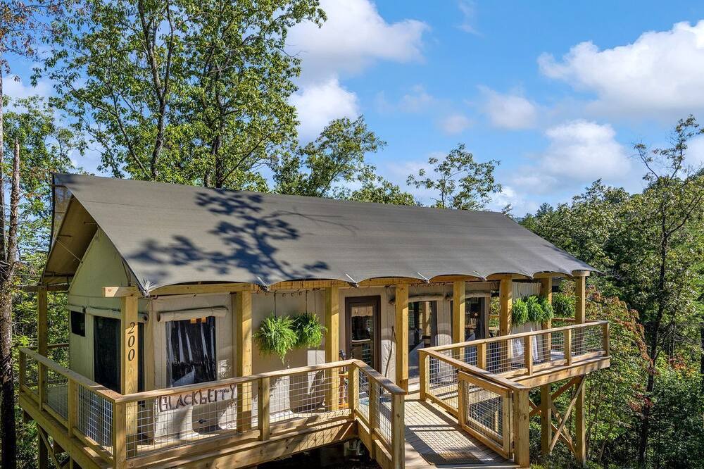 Zirconia Cabin | Luxury Tree Tent with Soaking Tub & Pizza Oven Near Waterfalls, Zirconia, North Carolina