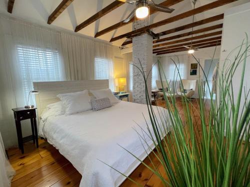 Marblehead House | Magical Little Home in Historic District I Parking I Rustic Luxury I Outdoor Seating