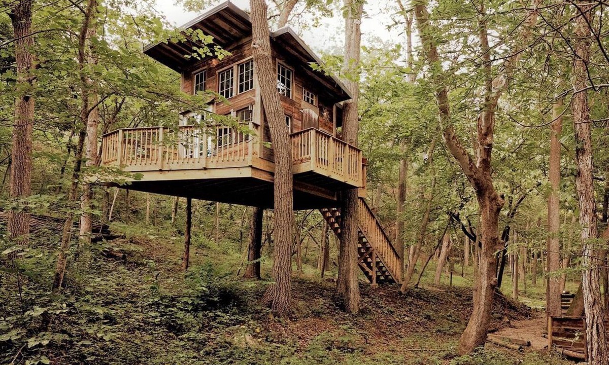 Excelsior Springs Cabin | Magical Tree House Rental near Kansas City for Glamping in Missouri