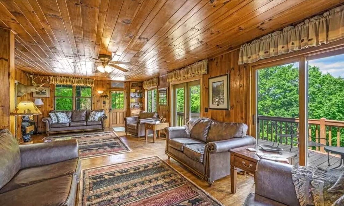Wears Valley House | Magnificent 26-Person Vacation Rental in Sevierville, Tennessee - The Ultimate Glamping Site near Pigeon Forge