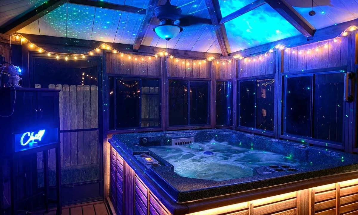 Atascocita House | Maple House Summer Backyard retreat W/Hot Tub, Near IAH