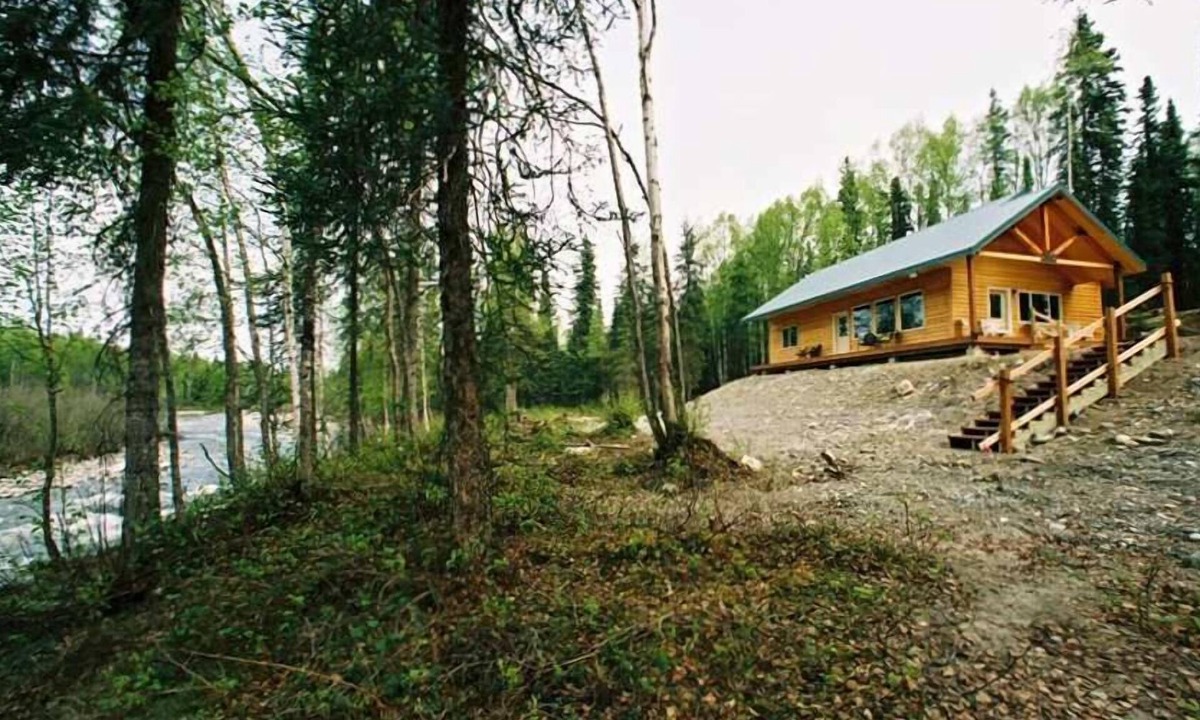 Willow House | MINUTES OFF PARKS HWY/RIVERFRONT ON 27 ACRES/WILLOW CREEK INN