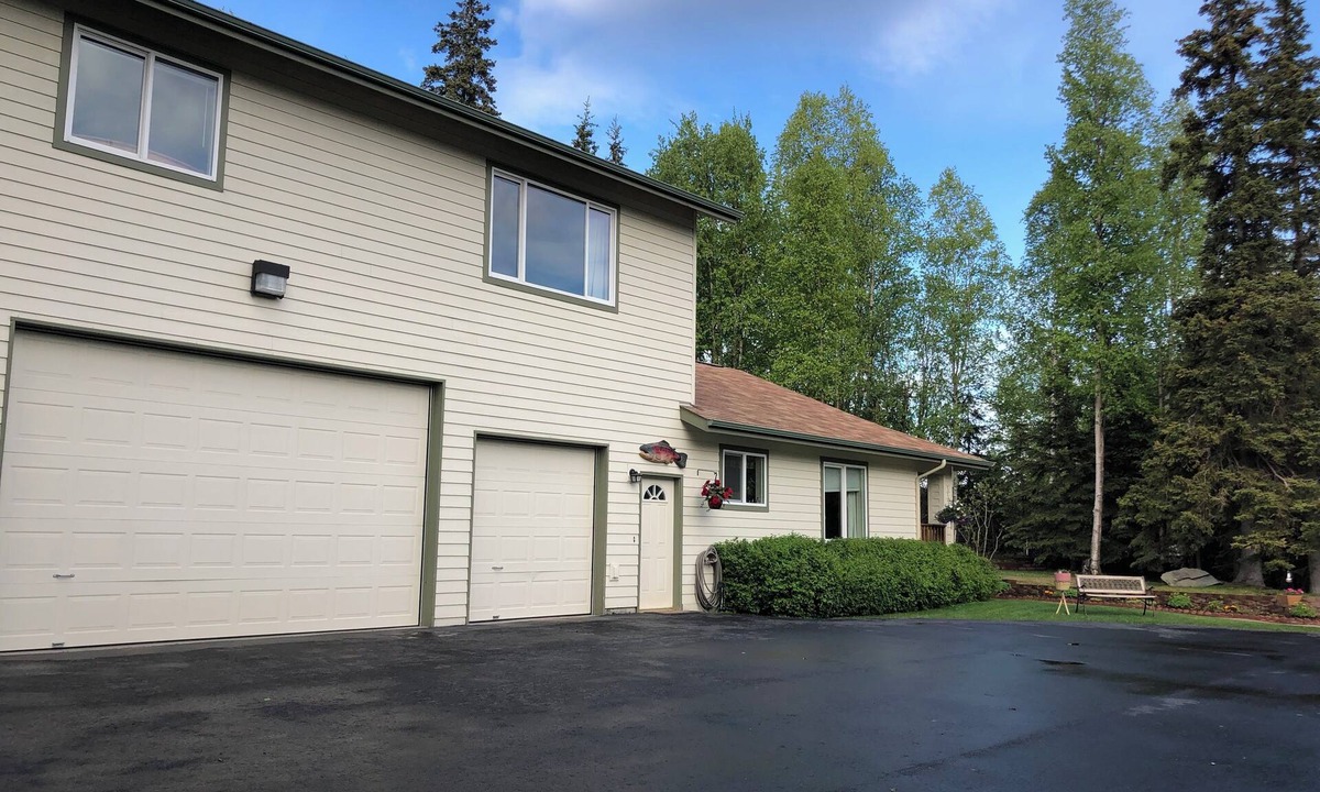 Huffman - O' Malley Apartment | Modern 2-bedroom corporate apartment with WiFi in South Anchorage