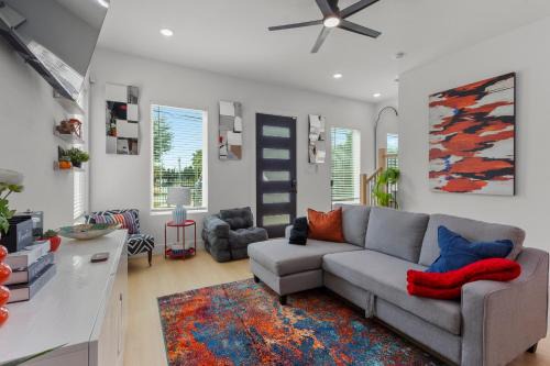 Southeast Houston Villa | Modern 3BR Oasis- 10 Mins to Med Center & NRG, 12 Mins to Downtown