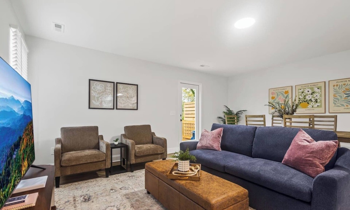 Taylors House | Modern & Comfy, Private Deck | 10 min to Paris Mtn + Greenville | Sleeps 6