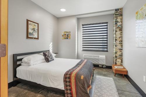 Pacific Hotel | Modern Family suite for 5 near St Louis with pool