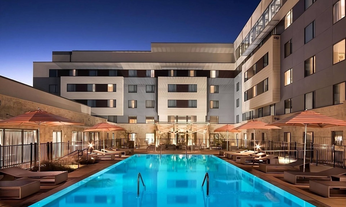 Bee Cave Hotel | Modern Room w/Rooftop Dining, Pet-Friendly Policy, & Outdoor Pool