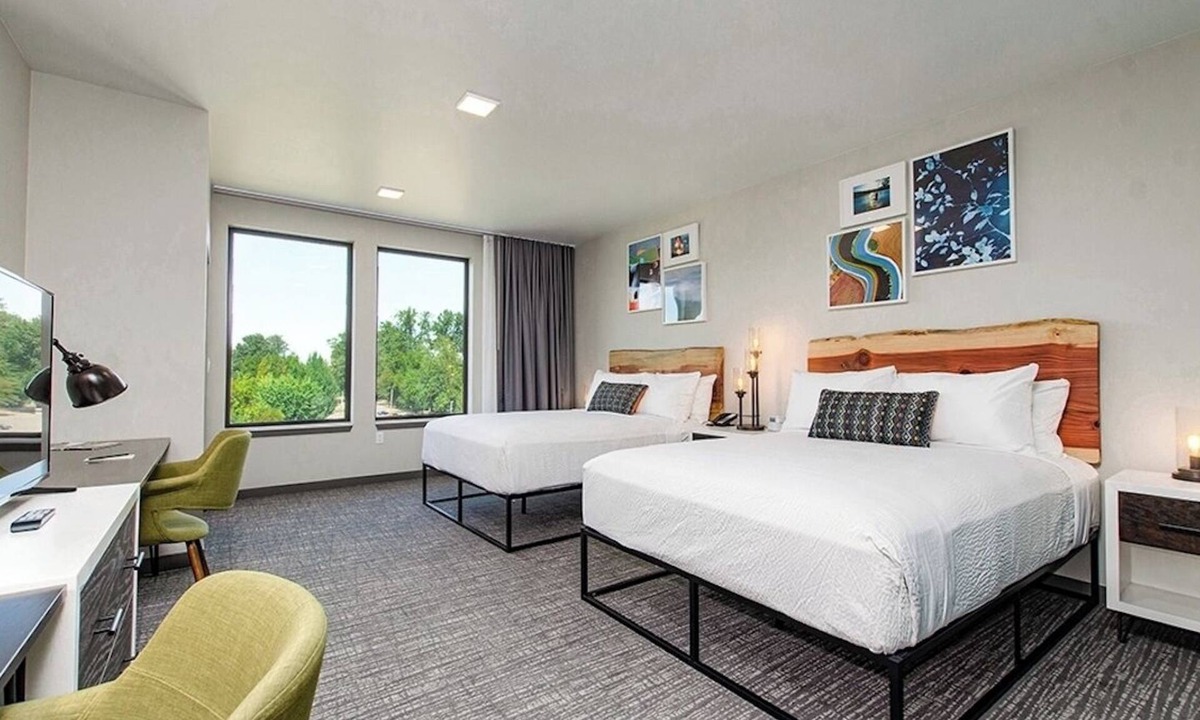 Independence Hotel | Modern & Stylish Room Near Downtown Independence – Walk to Shops & Parks