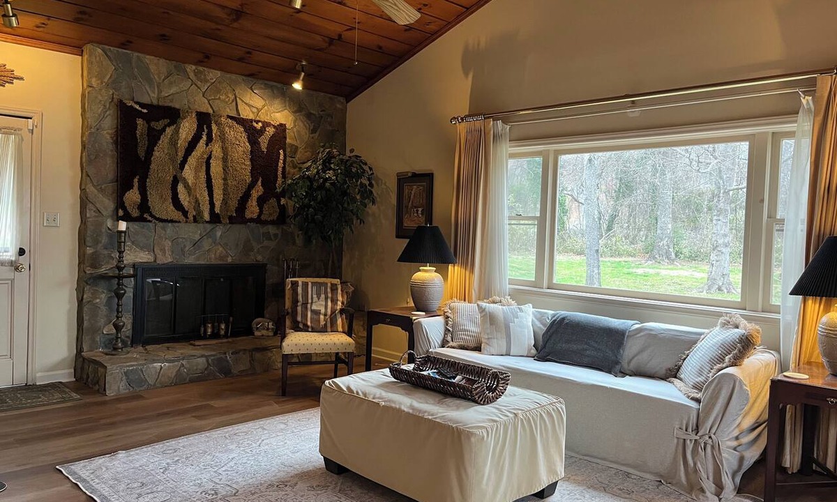 Hickory House | Mountain Mist lakefront cabin in Hickory - close to many attractions!