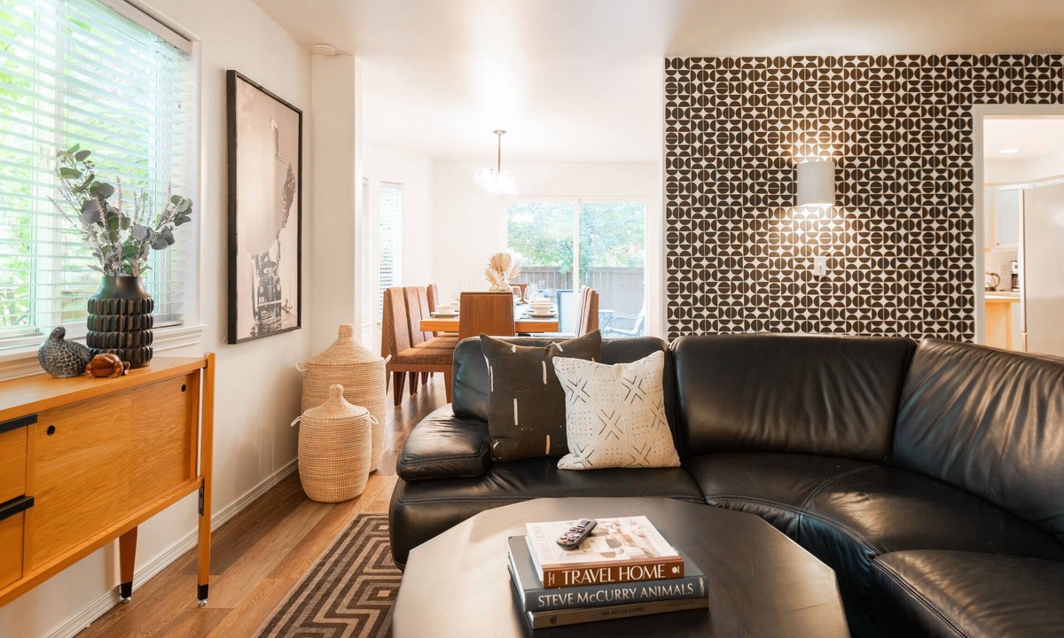Westbrook Meadows House | Mountain Modern, Kid and Pet Friendly, AC,Kayak,SUPs, Sleeps 10, BBQ, Fireplace