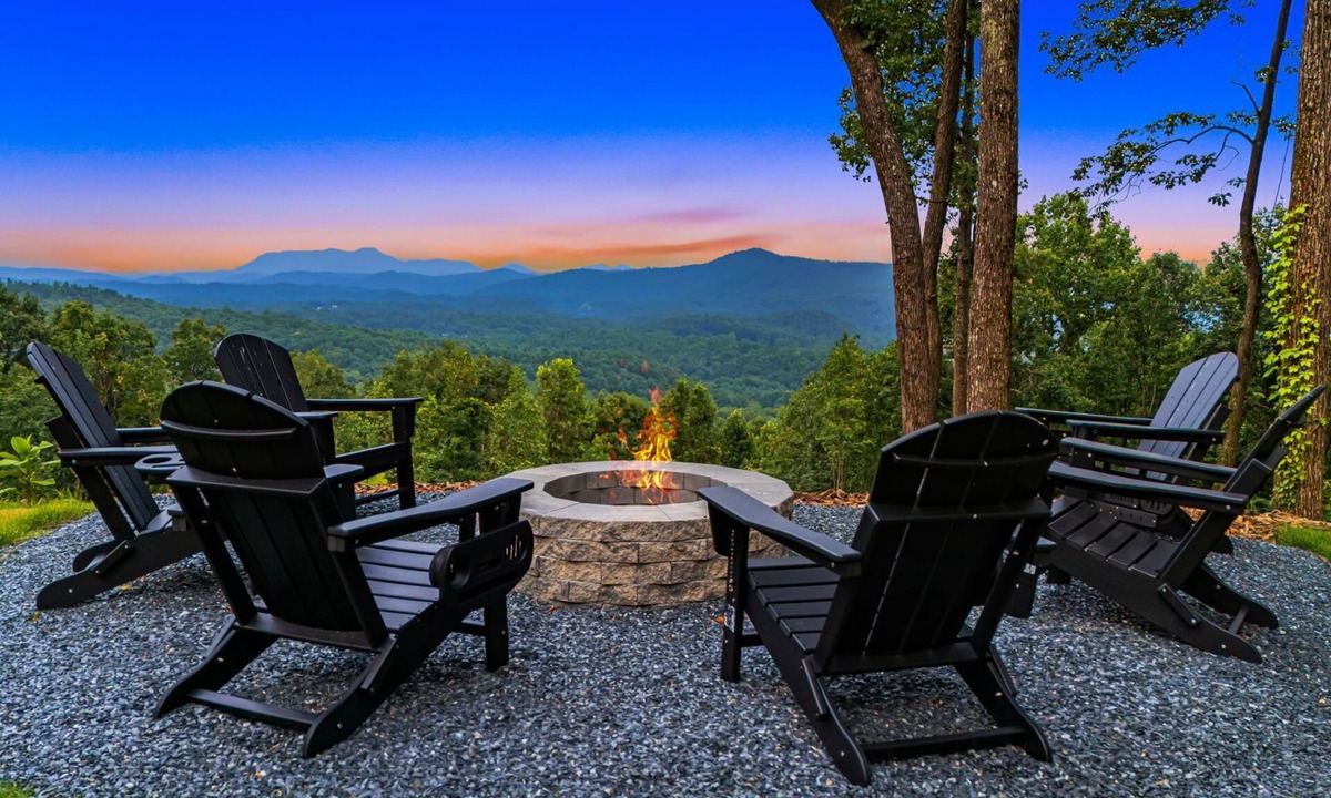 Tuxedo House | New 5-bedroom modern mountaintop home next to apple orchard near Hendersonville,