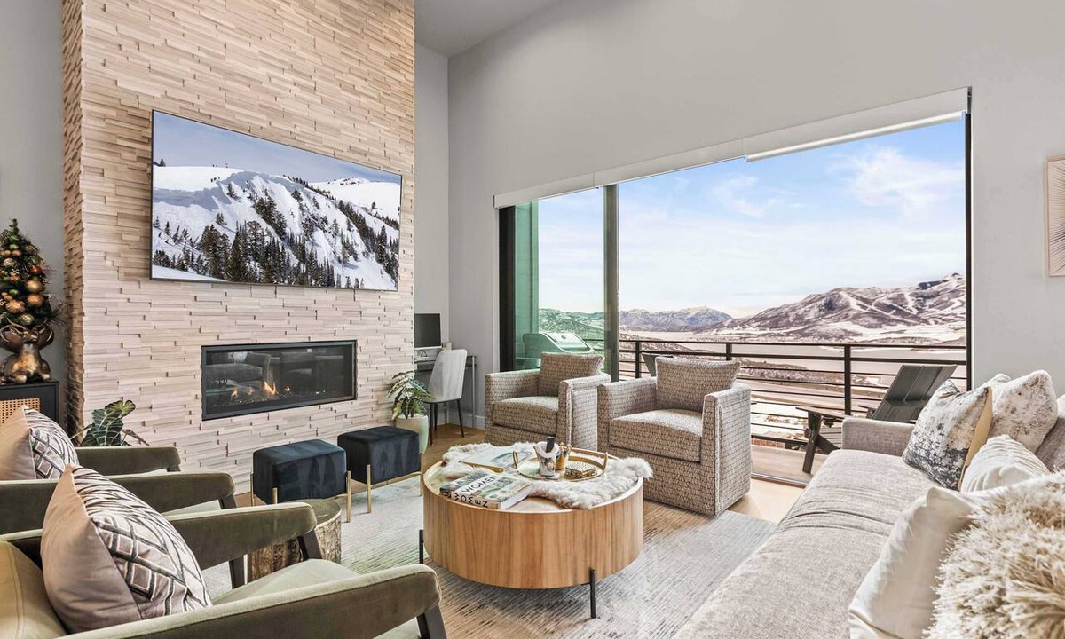 Hideout House | NEW! Breathtaking Views from Every Room/Fireplace