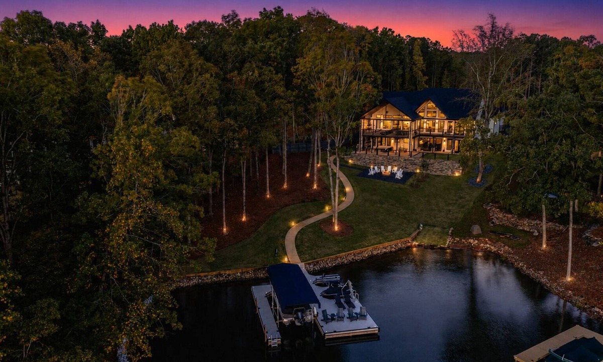 Eatonton Cabin | NEW! Lake Oconee 5BR Ultra-Luxury Lakefront Home with top amenities! Sleeps 14