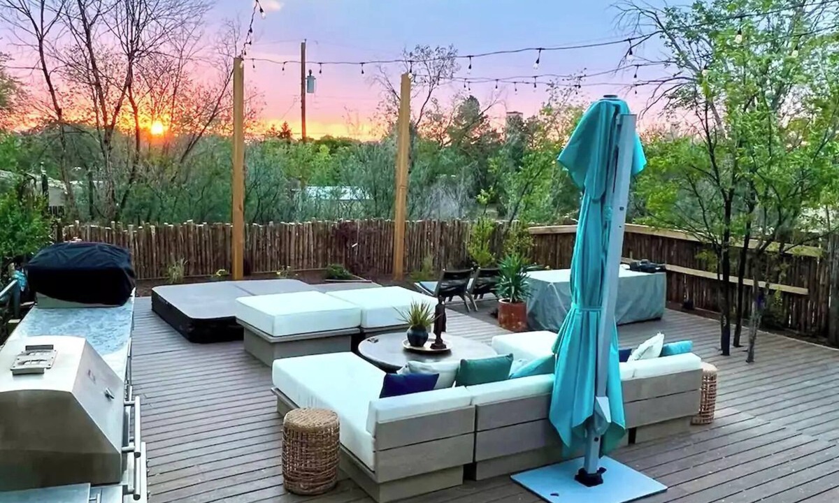 South Capitol House | New Luxurious Home Near Plaza