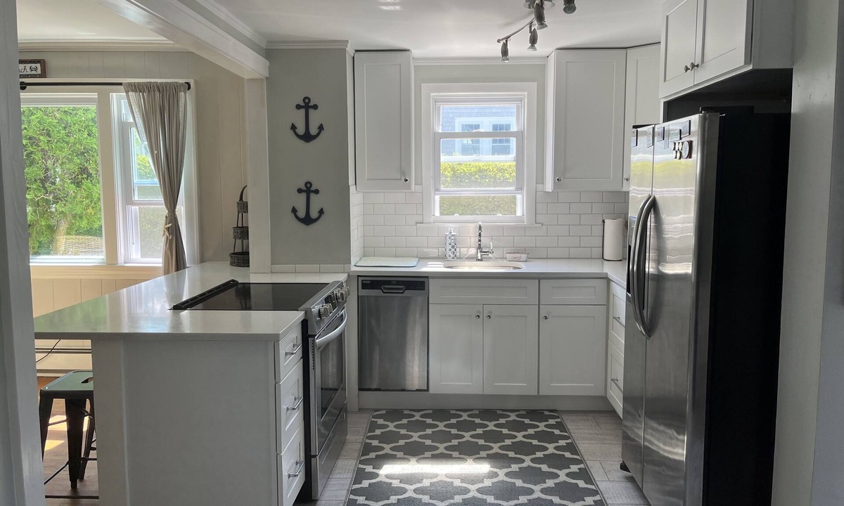 Silver Beach Cottage | New Silver Beach 1/3 mile to Beach-1.4 miles to Sea Crest Resort