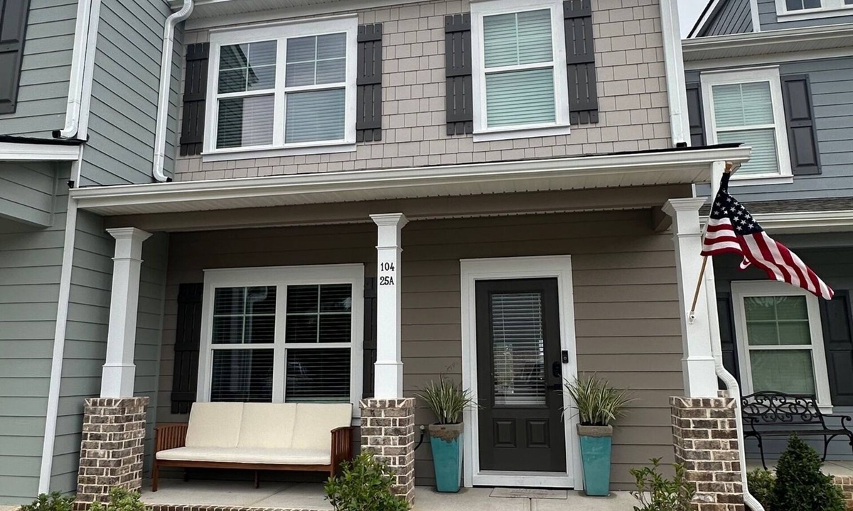 Eatonton House | NEW Spacious Lake Oconee Townhome! Stunning views & 100's feet of waterfront!