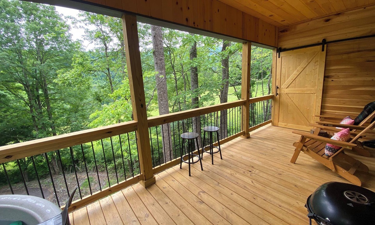Waynesville Cabin | New Stunning Mountain Retreat with hot tub close to many exciting attractions !