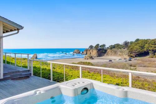 Fort Bragg House | Oceanfront Haven - Hot Tub & Private Beach Access