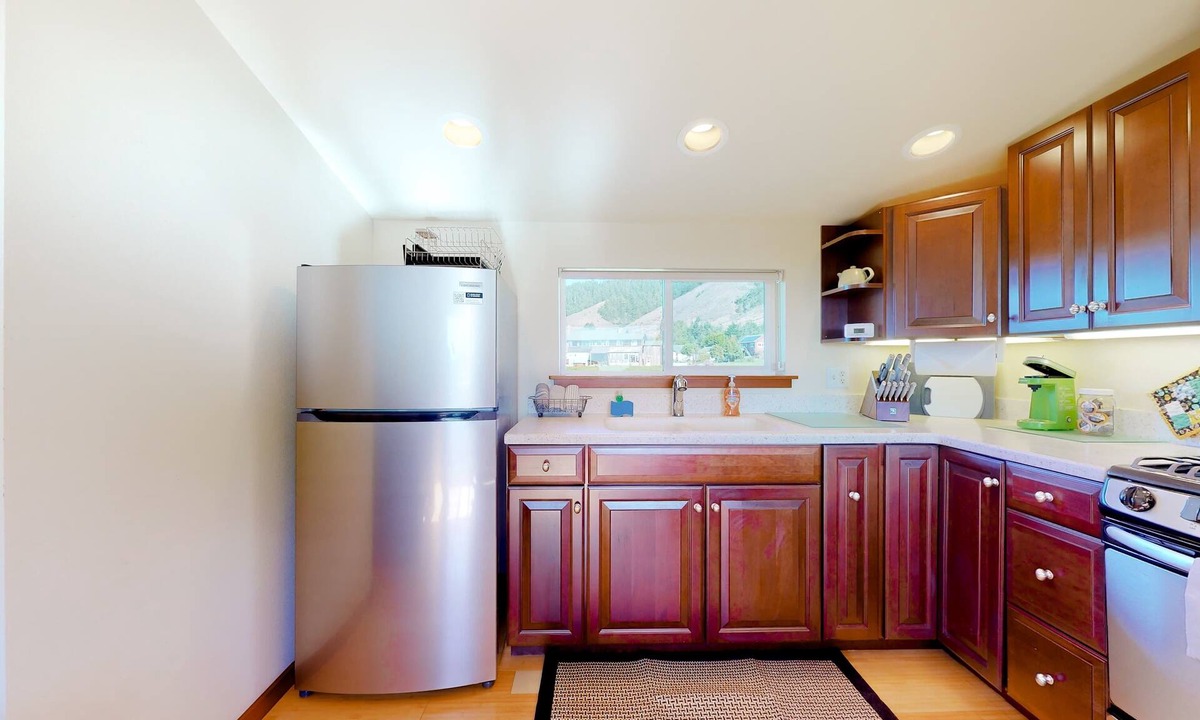Elk House | Oceanview Studio - Beach, Fireplace & Deck