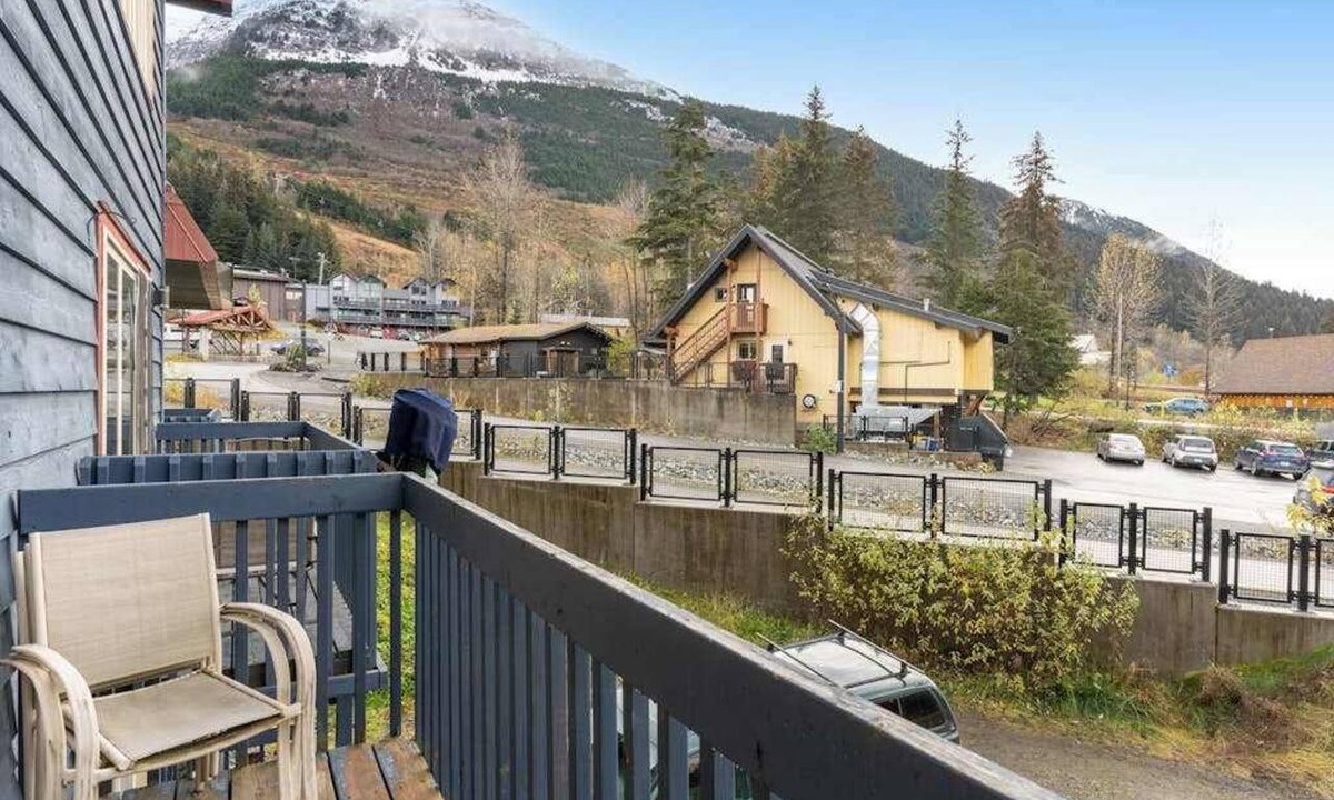 Alyeska Condo | Olympic Loop 405S | Ski-In/Ski-Out Condo | Fireplace & Balcony