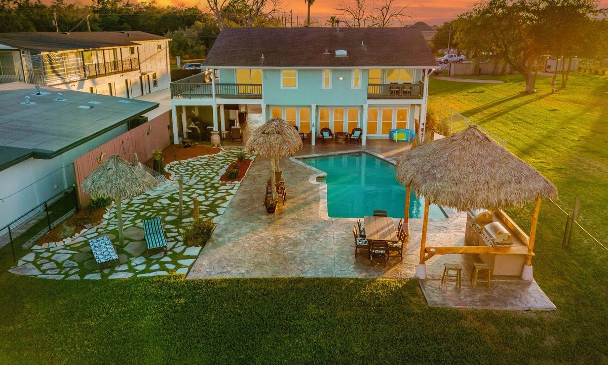 Bacliff House | Paradise Home Spacious 5-bedroom house sleeping 14,Heated pool in lovely Bacliff