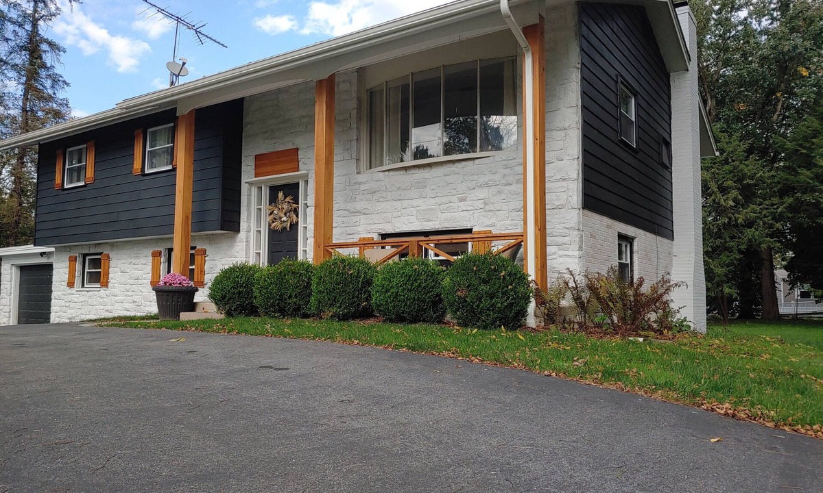 Paradise House | Paradise Place-Spacious home with Hot Tub+Fire Pit