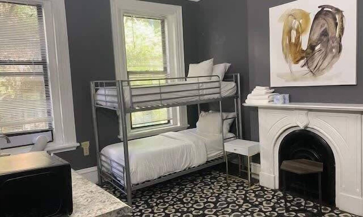Bay Village Apartment | Perfect For Solo Travelers Or Friends!
