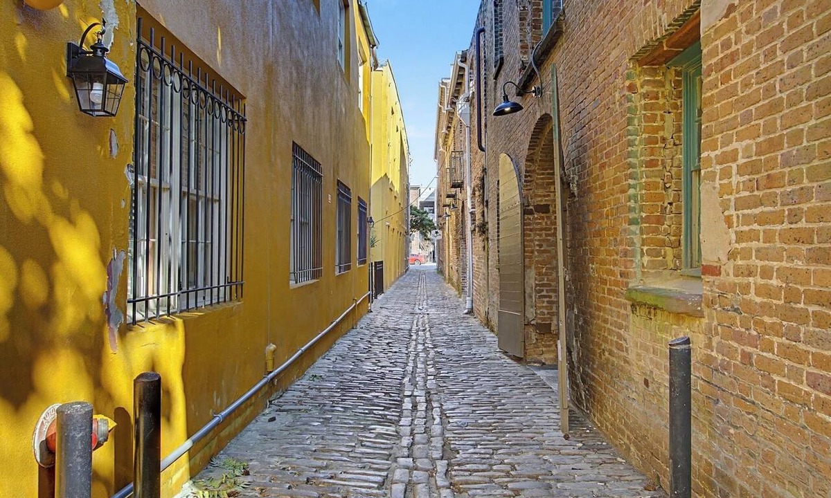 French Quarter House | Perfect location in historic French Quarter on the Peninsula - walk to it all!