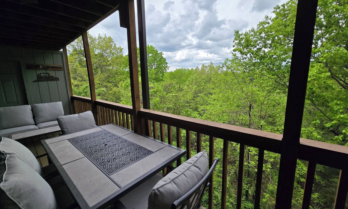 Notch Estates Condo | PERFECT SUMMER GETAWAY CONDO. JUST 2 MILES TO SILVER DOLLAR CITY! NO STEPS