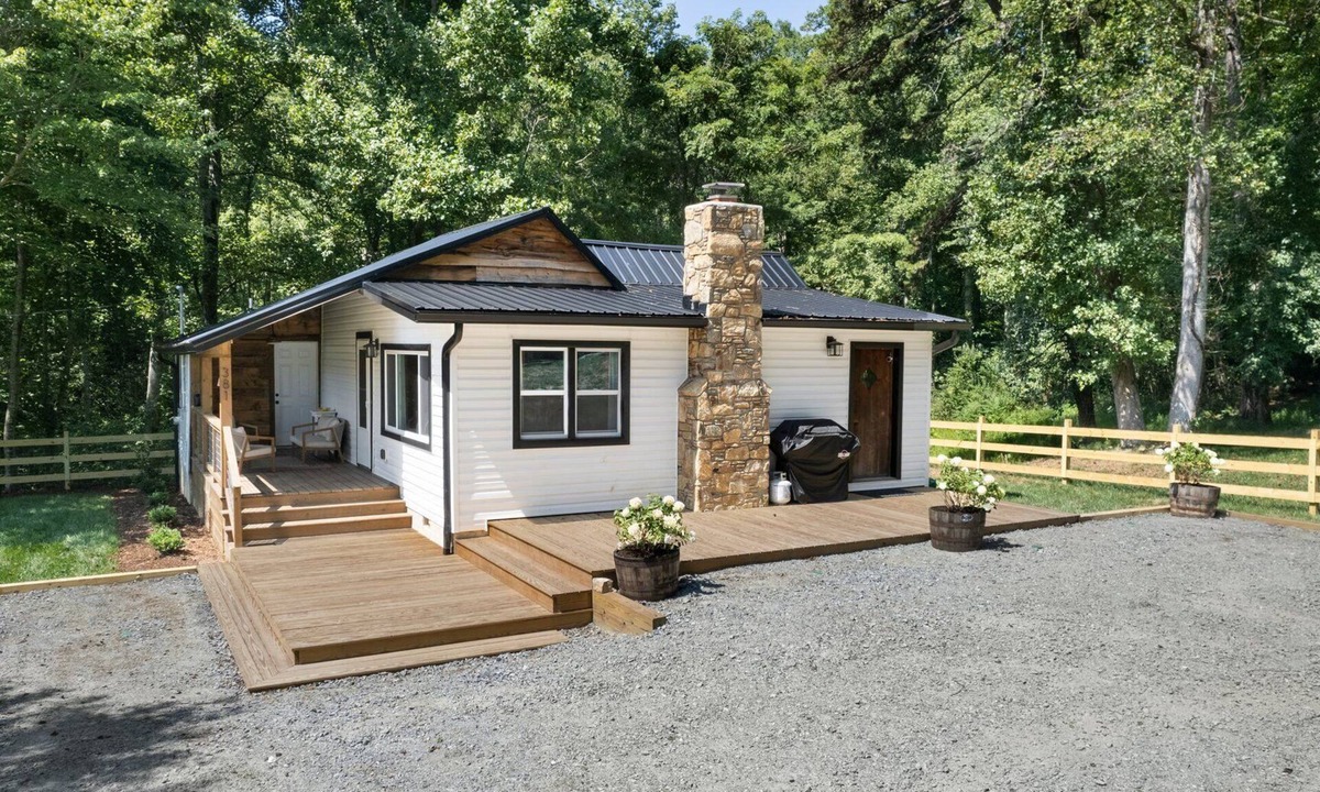 Hendersonville House | Pet-Friendly Farmhouse w/Hot Tub, Fire Pit & Fishing Dock in Hendersonville
