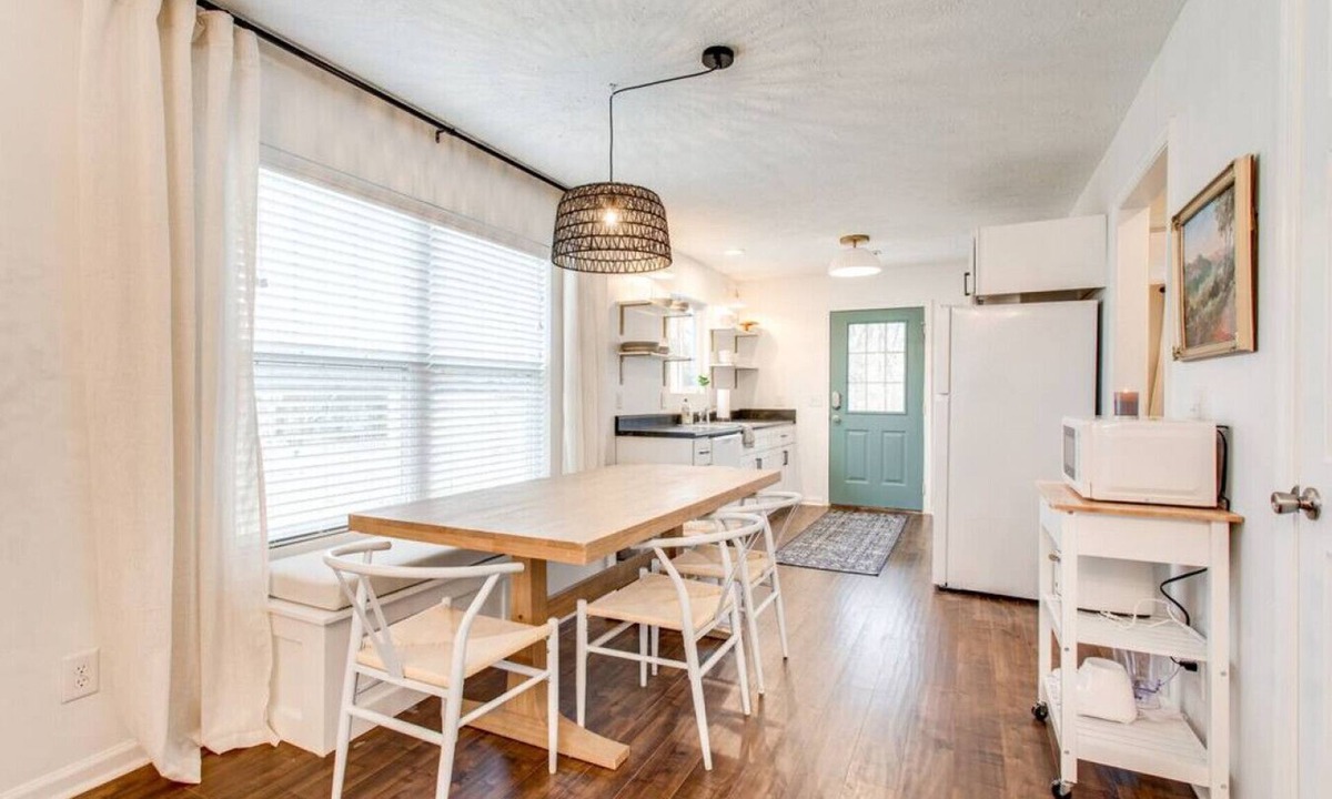 Spring Hill House | Pet Friendly |Fully Fenced Yard|Shops/Food Nearby