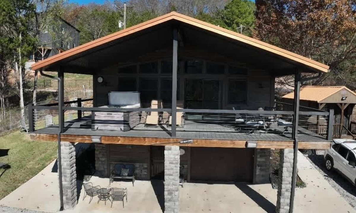 Eureka Springs Cabin | Pet Friendly, Hot Tub, Fenced In Yard, Lake Access
