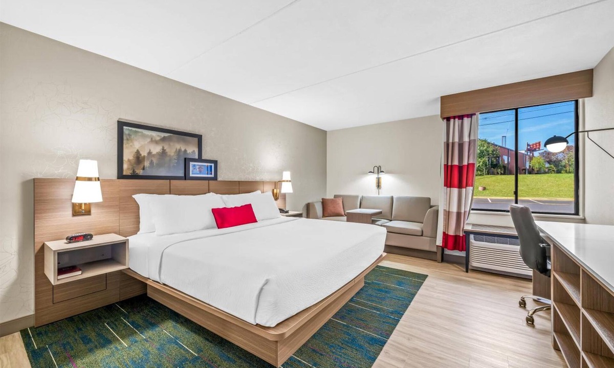 Statesville Hotel | Pet-Friendly Unit w/Breakfast | Near Statesville Historic District - 2 miles