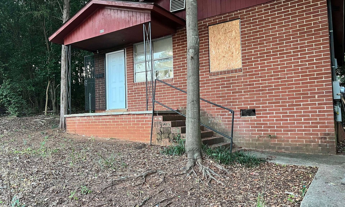 Macon House | Pleasant 2-bedroom house with AC in Macon. Only 2 blocks from piedmont hospital.
