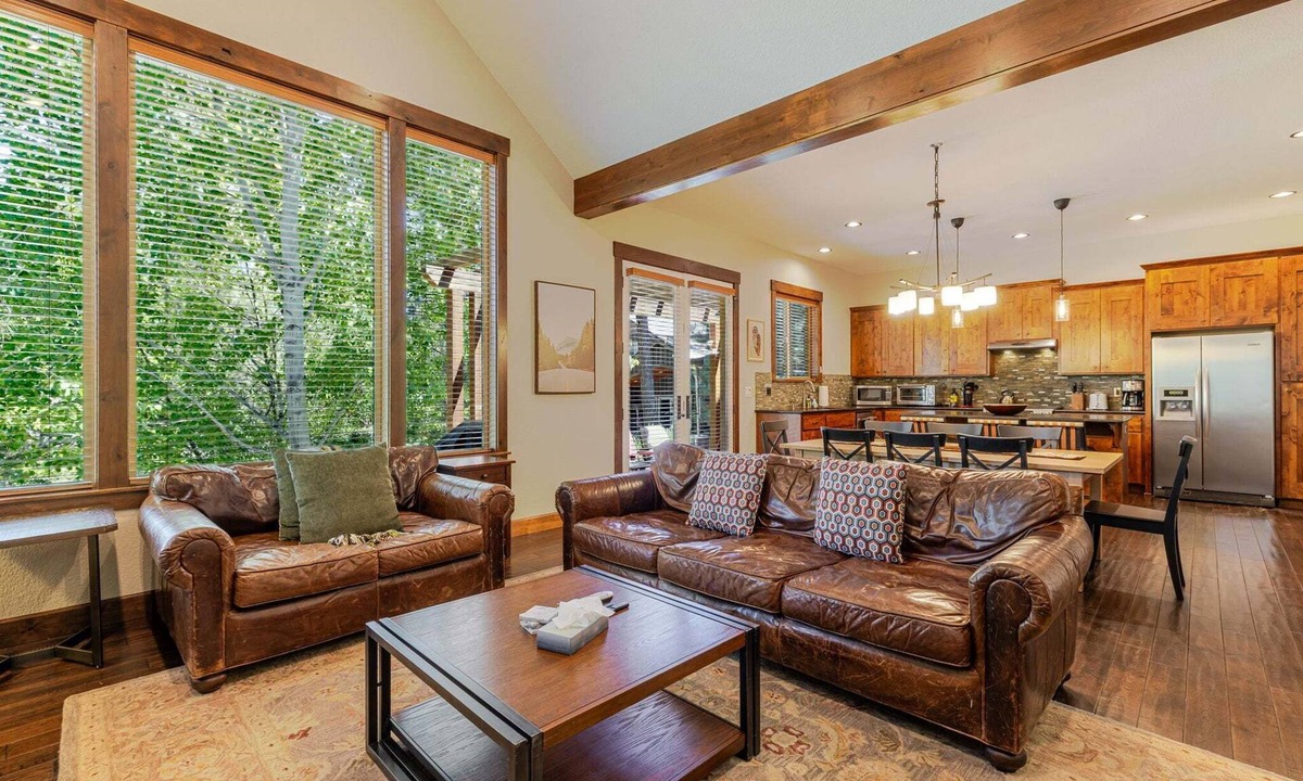 Bend House | Points West - Close to Bend w/Hot Tub AC, Golf, and Mt Bachelor, 4 Suites