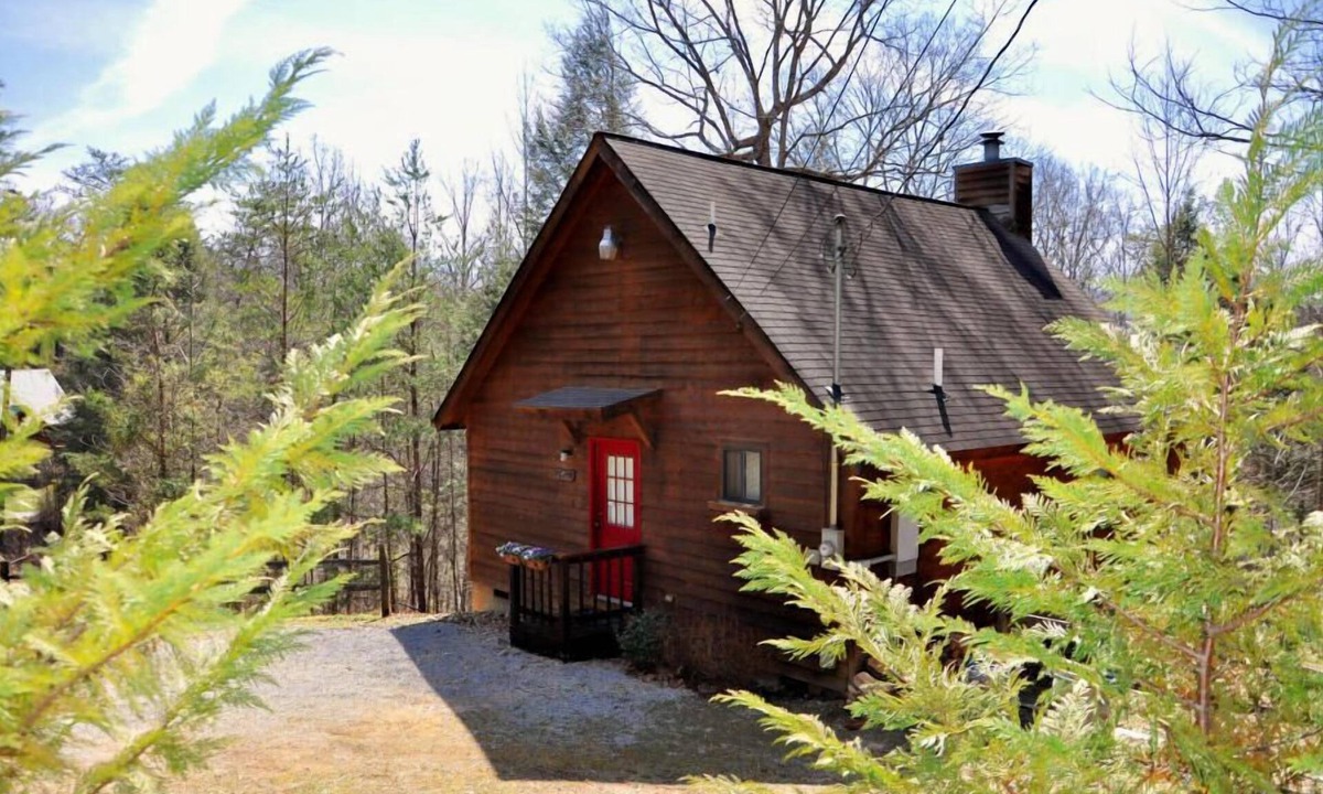 Sevierville Cabin | Private Cozy Cabin/WiFi & Linens Provided/Heart-Shaped Jaquzzi Tub