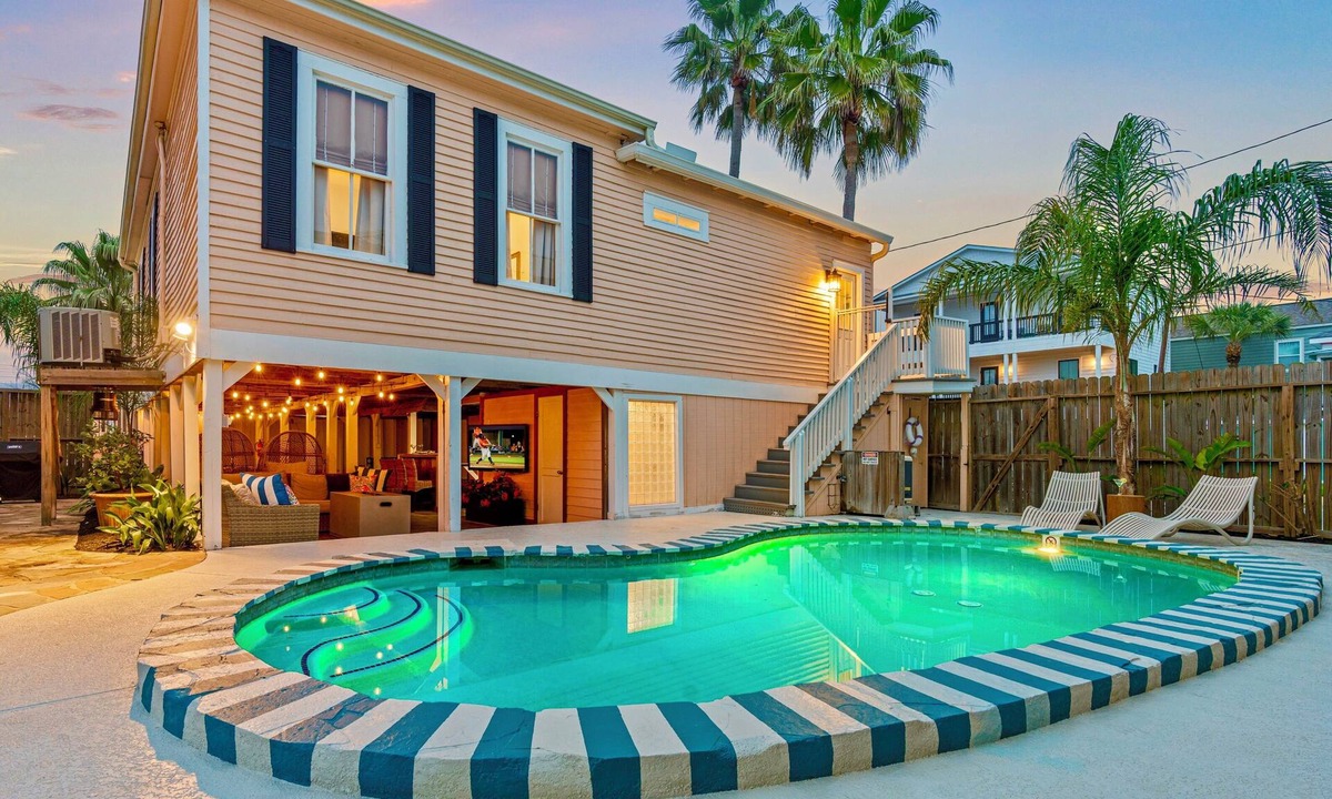 San Jacinto House | Private heated pool + outdoor oasis. 3 blocks to the beach!