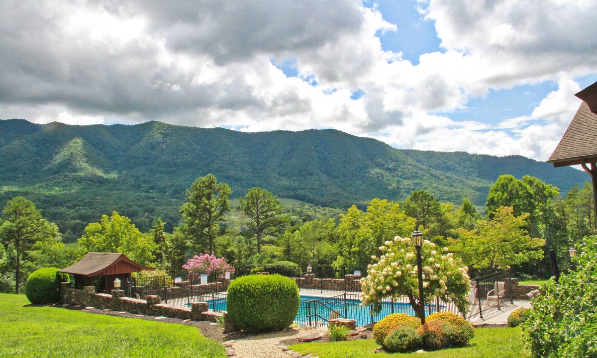 Townsend Cabin | PRIVATE POOL! STUNNING VIEWS! PREMIER Family Lodge on 50 acres in the Smokies!