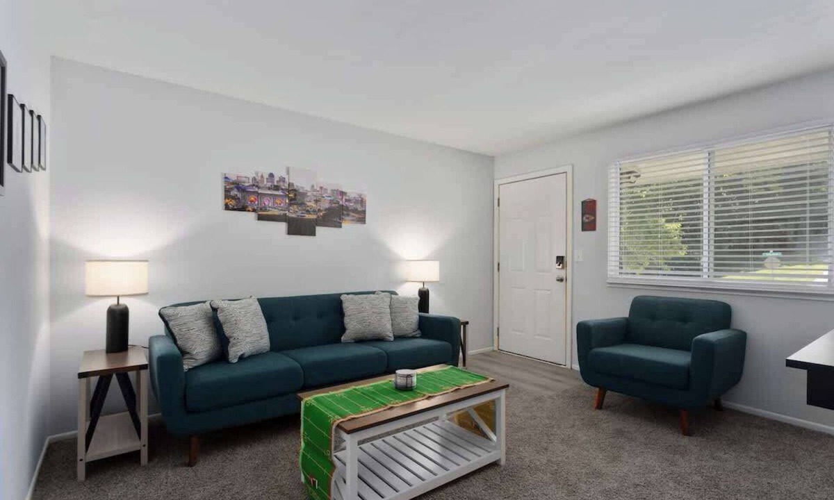 Riverside Apartment | Quiet 2BR Near Downtown KC | Walk to Park