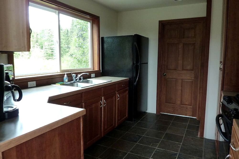 Cooper Landing Cabin | Quiet Tree House-Style Cabin in the Chugach National Forest, Alaska